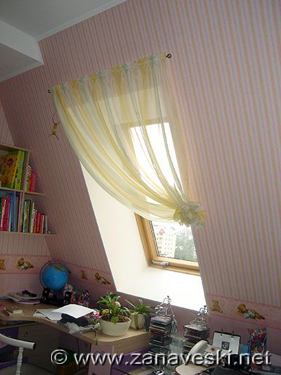 Текстильное оформление мансардного окна в детской комнате